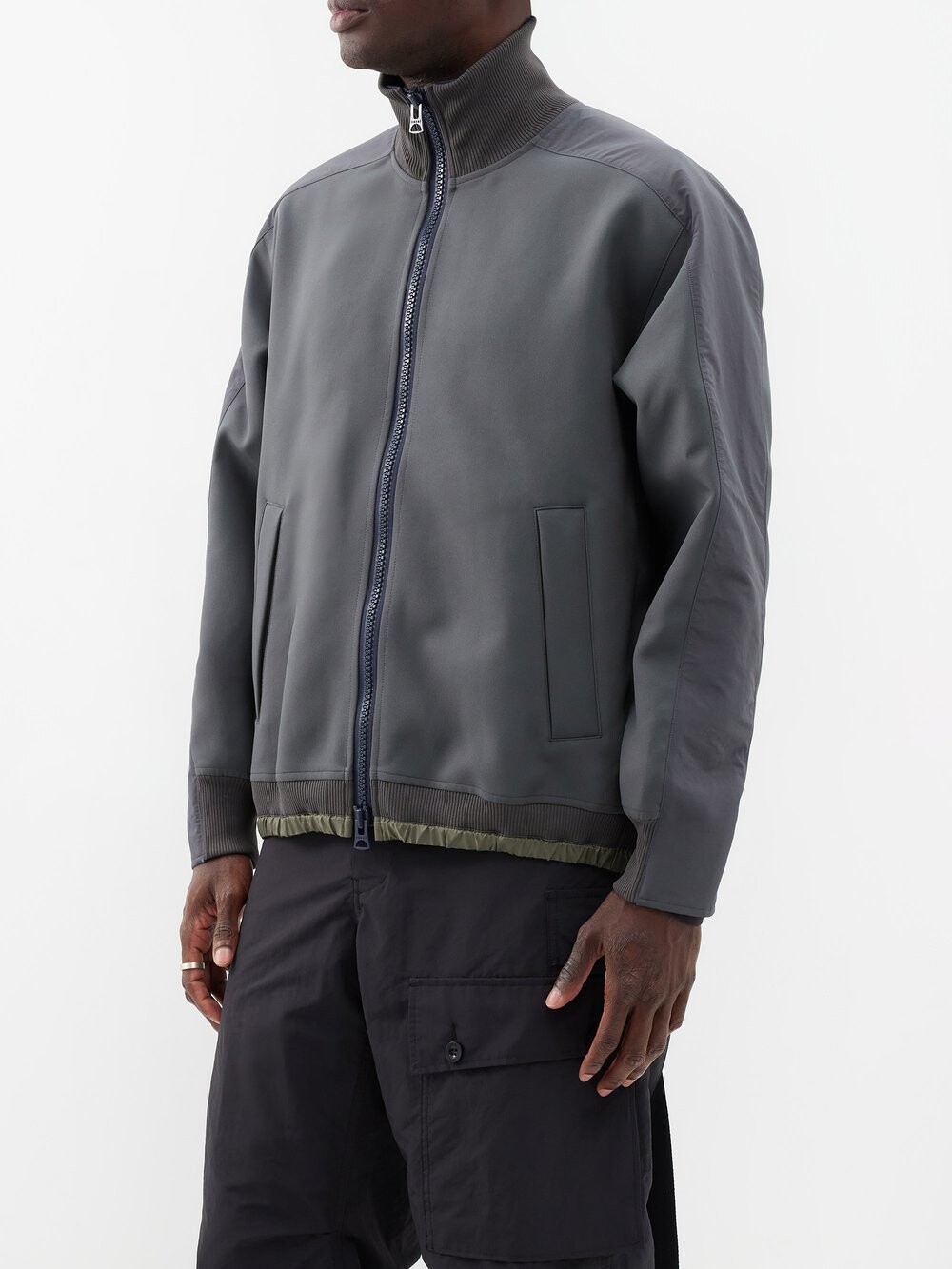 

Спортивная куртка из технического джерси с высоким воротником Sacai, серый