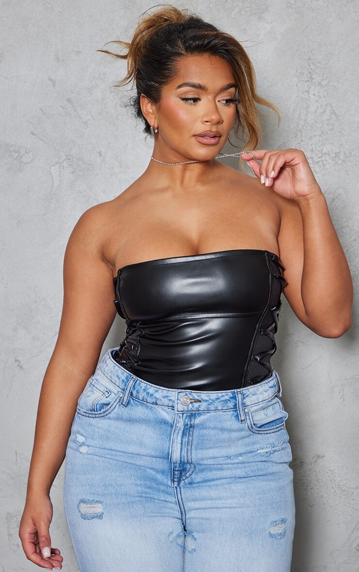 

PrettyLittleThing Черный топ из искусственной кожи Shape со шнуровкой сбоку