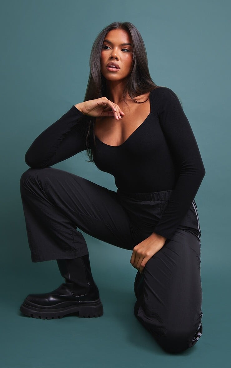 

PrettyLittleThing Черное боди с глубоким вырезом в рубчик и длинными рукавами