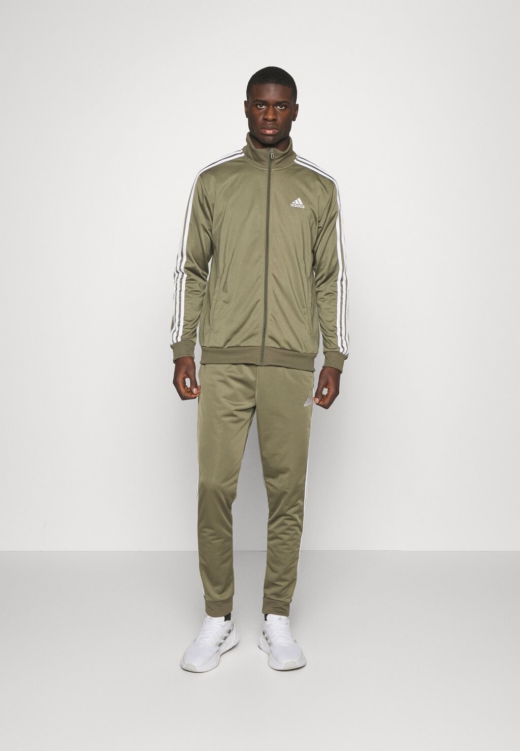 

Спортивный костюм Adidas