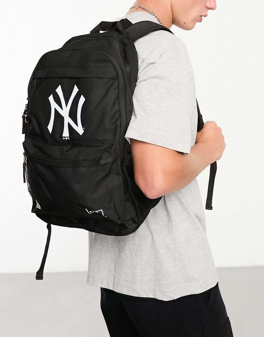 

Черный рюкзак New Era NY Delaware