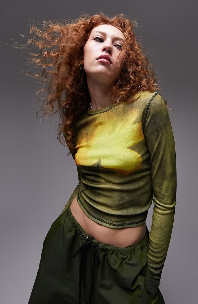 

Футболка с длинными рукавами и цветочным принтом TOPSHOP