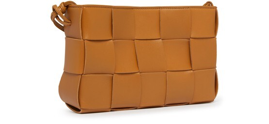 

Чехол-кассета на длинном ремне. Bottega Veneta