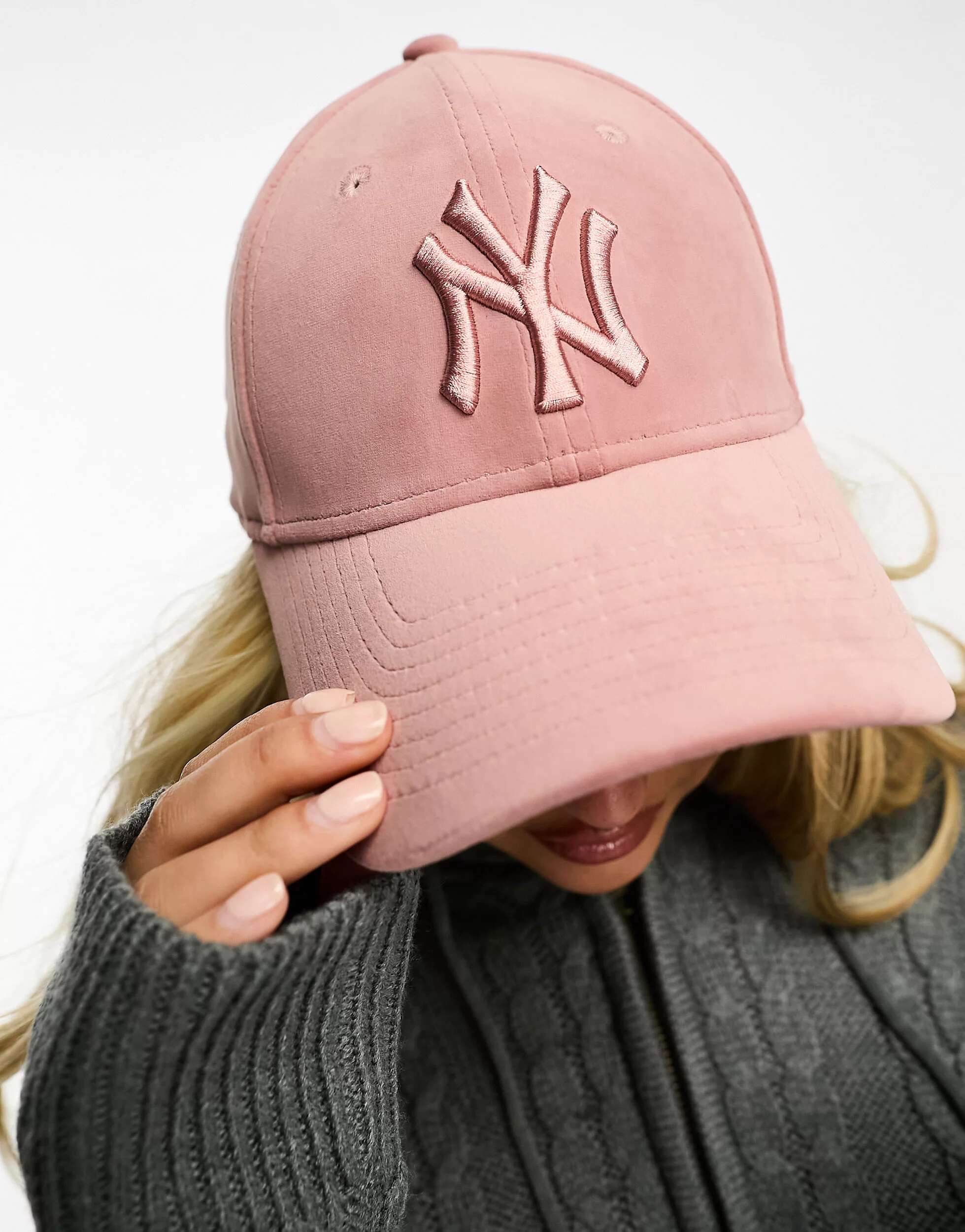 

Розовая велюровая кепка New Era 9Forty NY Yankees