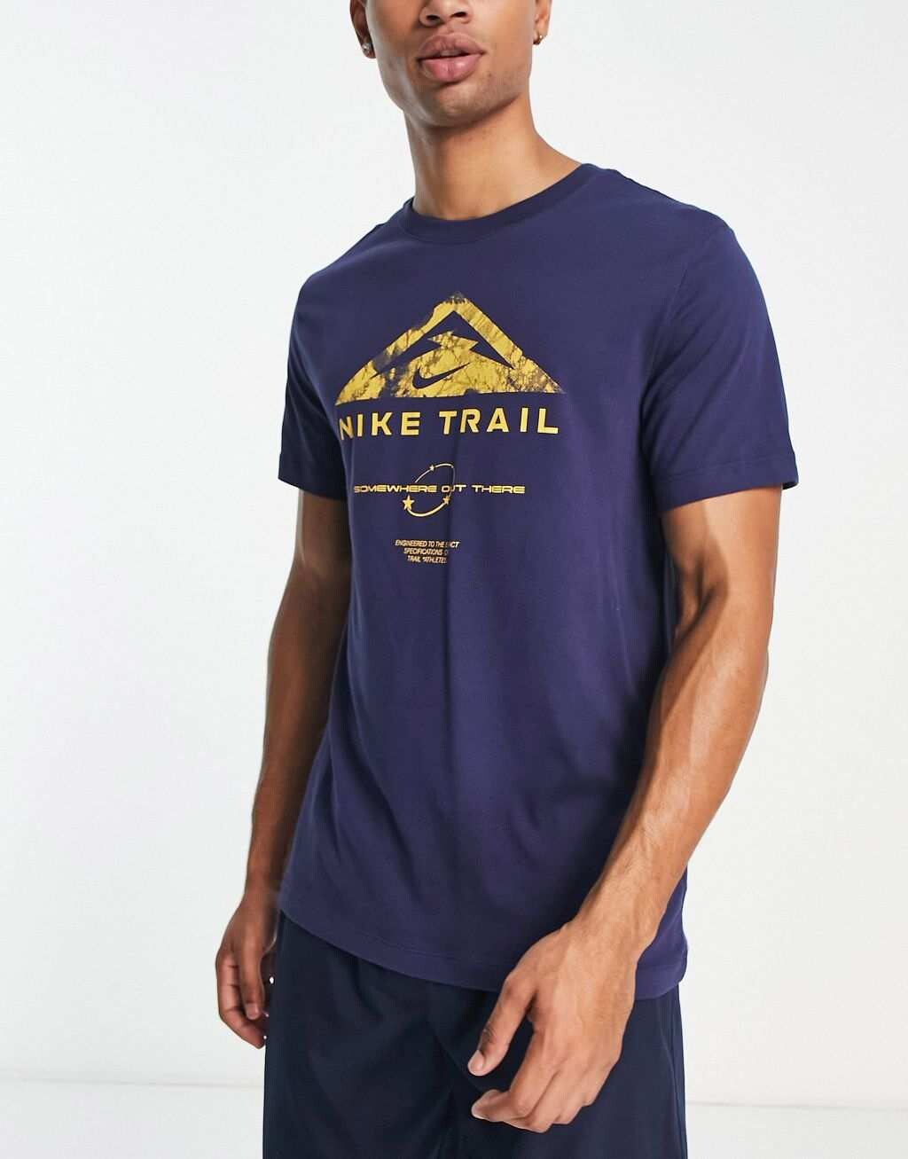 

Темно-синяя футболка с графическим рисунком Nike Running Trail Dri-Fit, Синий