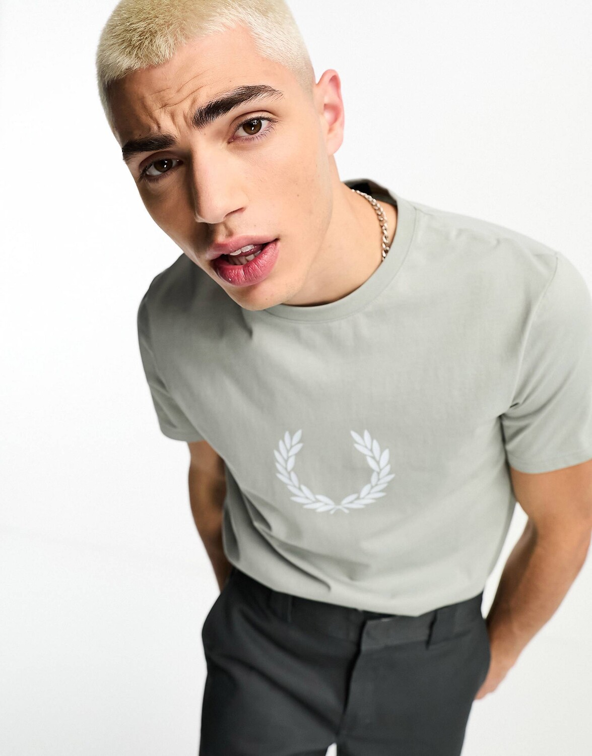 

Серая футболка с лавровым венком Fred Perry