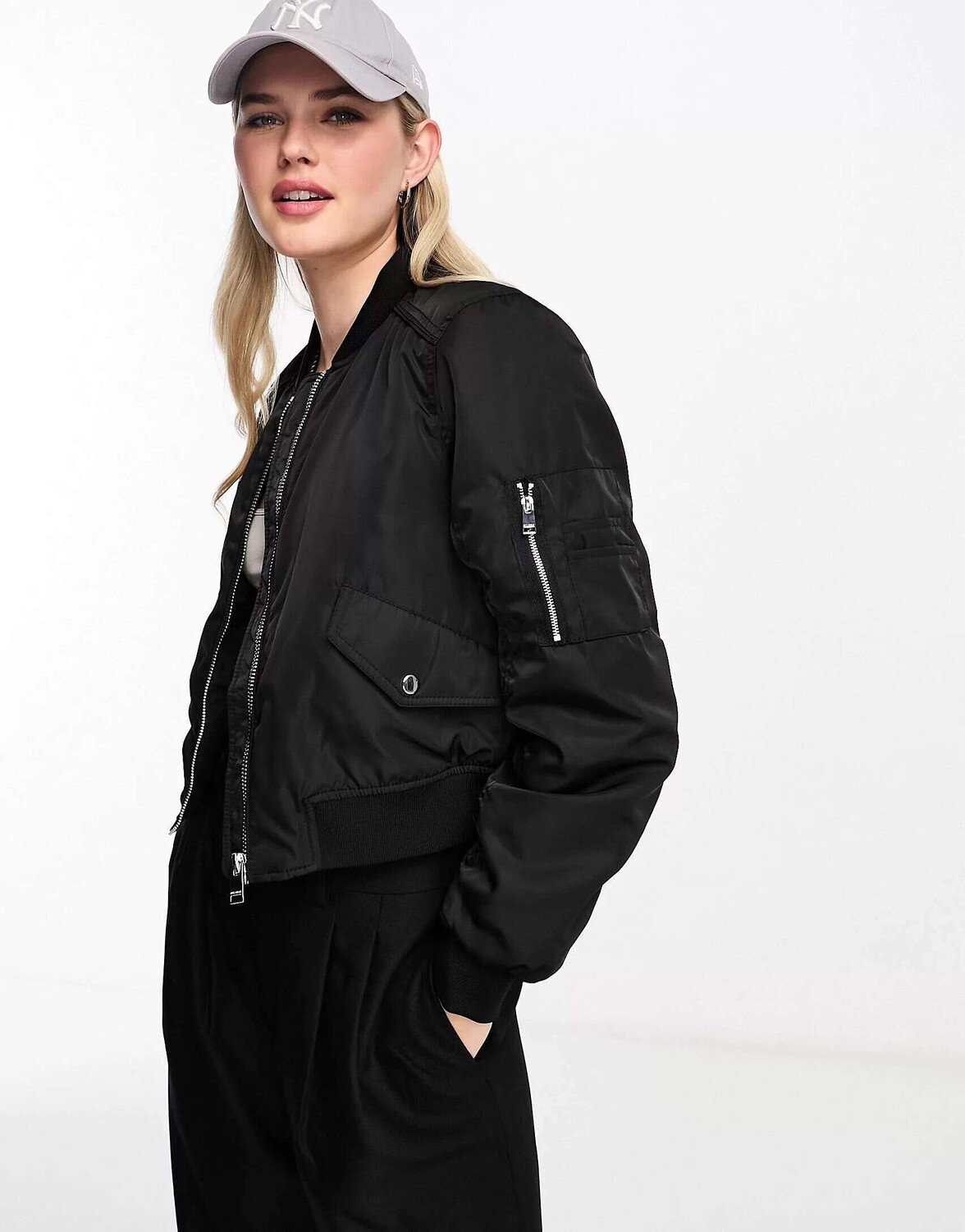 

Черный бомбер Pull&Bear