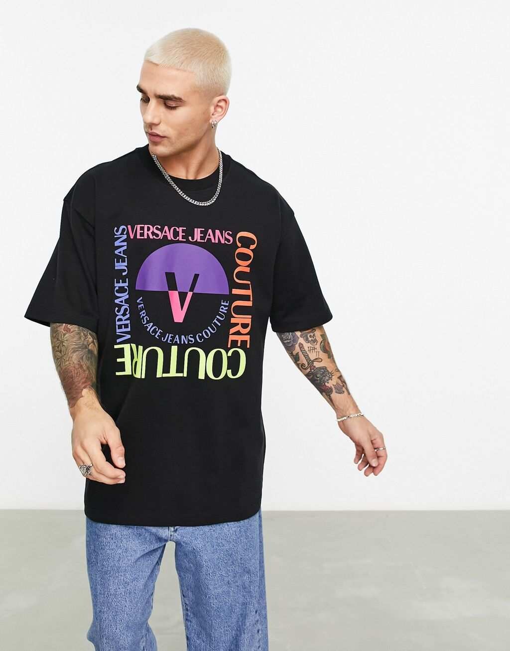 

Черная футболка оверсайз с квадратным v-образным вырезом и эмблемой Versace Jeans Couture, Черный