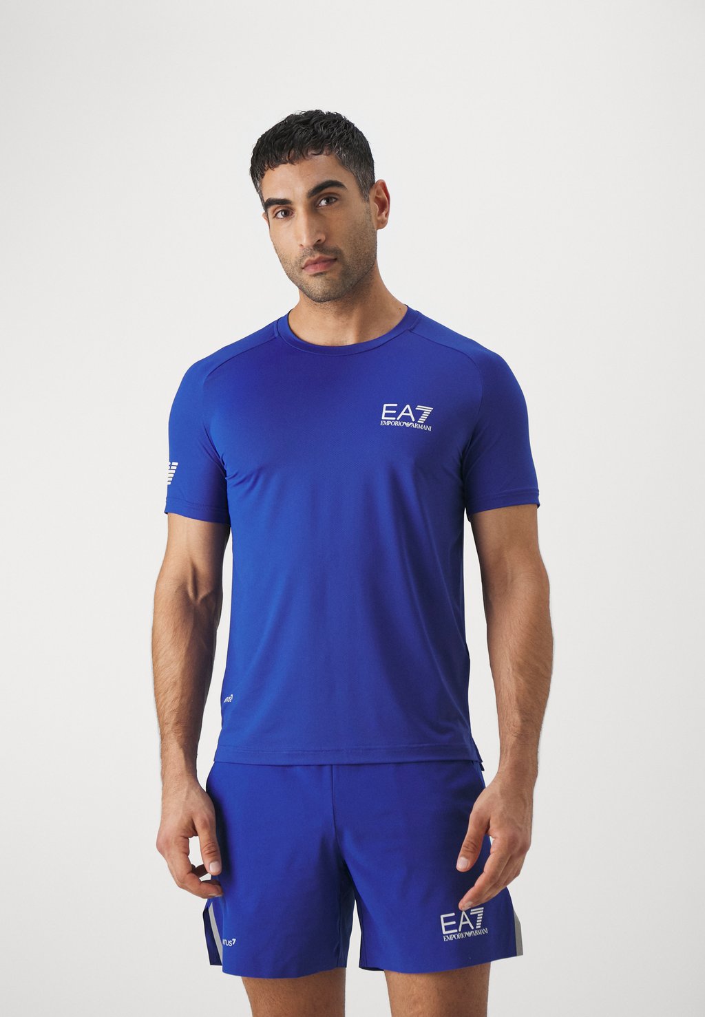 Спортивная футболка EA7 Emporio Armani, путешествуйте по Интернету