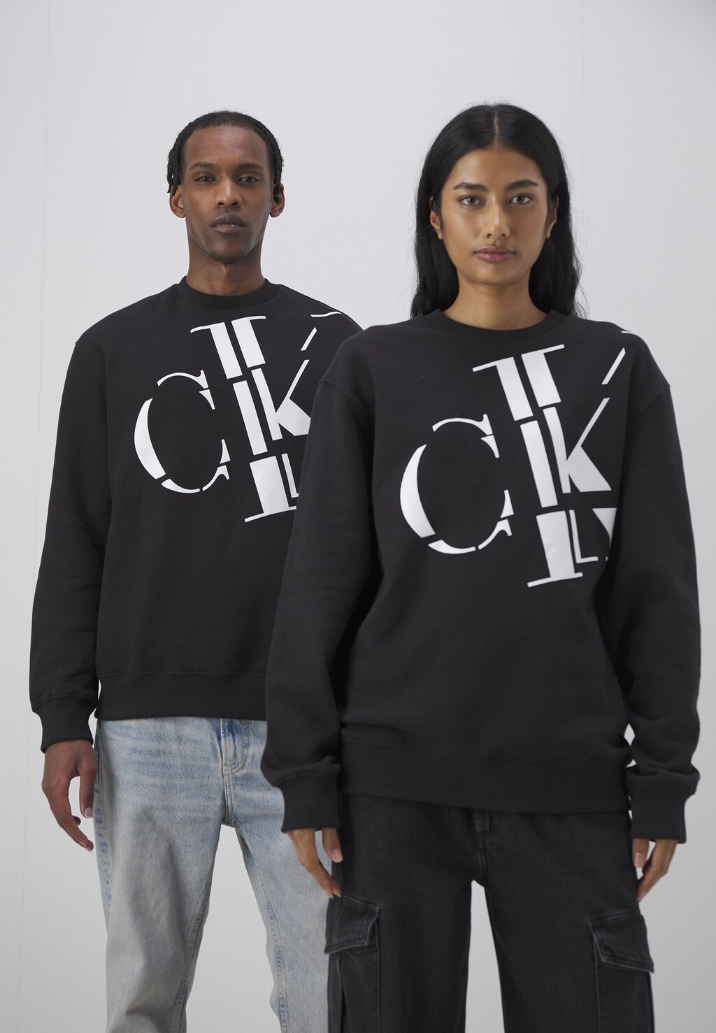 

Толстовка RELAXED CREW NECK SCATTERED LOGO UNISEX Calvin Klein Jeans, черный