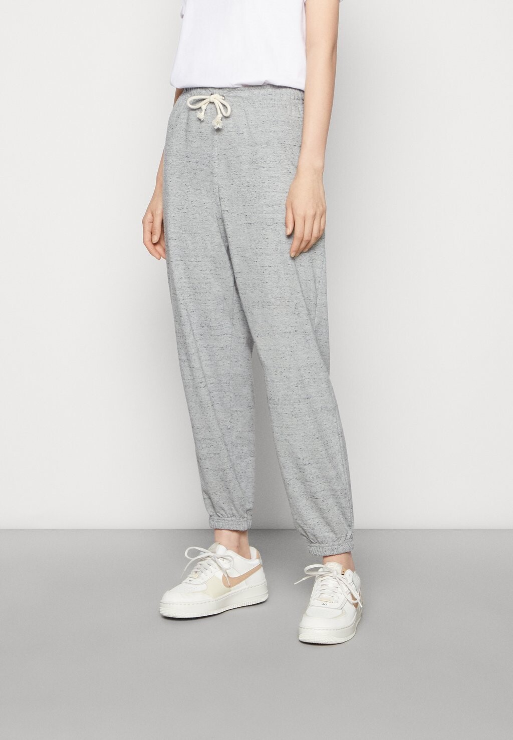 

Спортивные брюки Nike Gym Vintage Easy Pant, grau / weiss, Серый