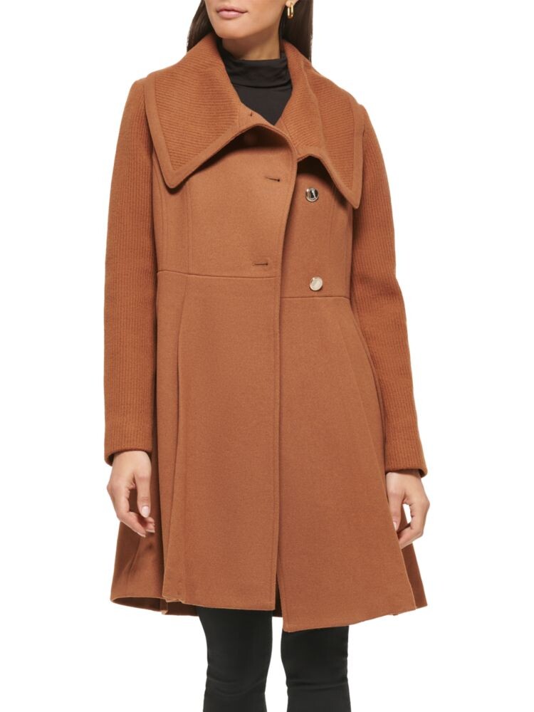 

Плиссированное расклешенное пальто из смесовой шерсти Guess, цвет Cappuccino
