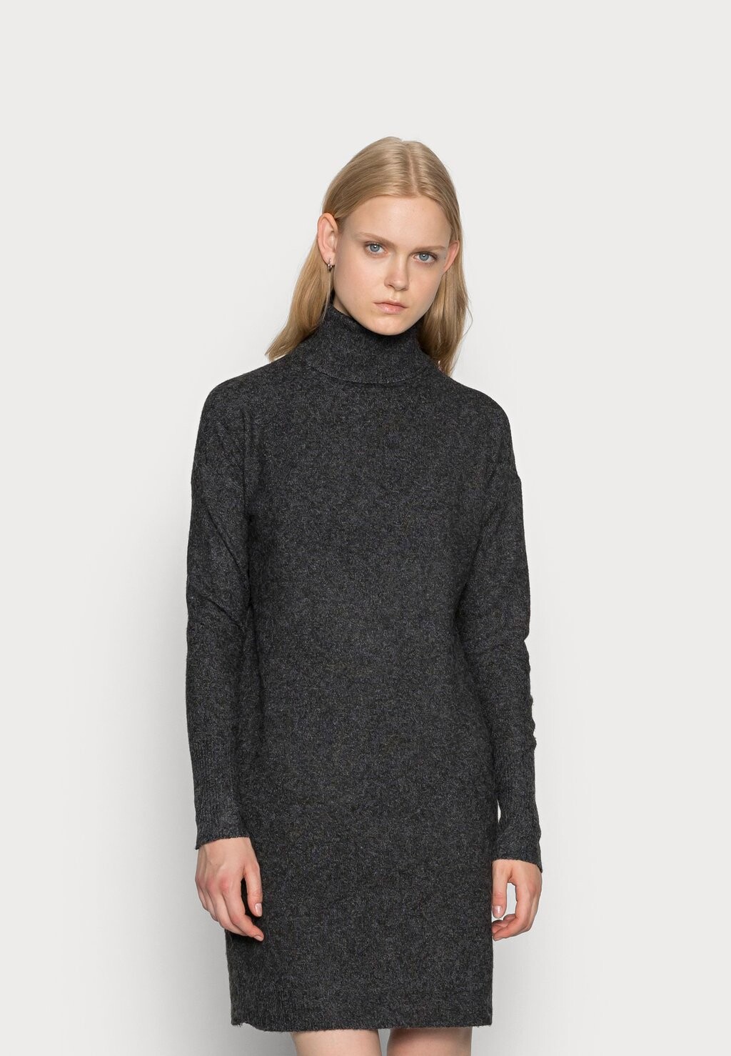 

Вязаное платье Vero Moda, черный меланж
