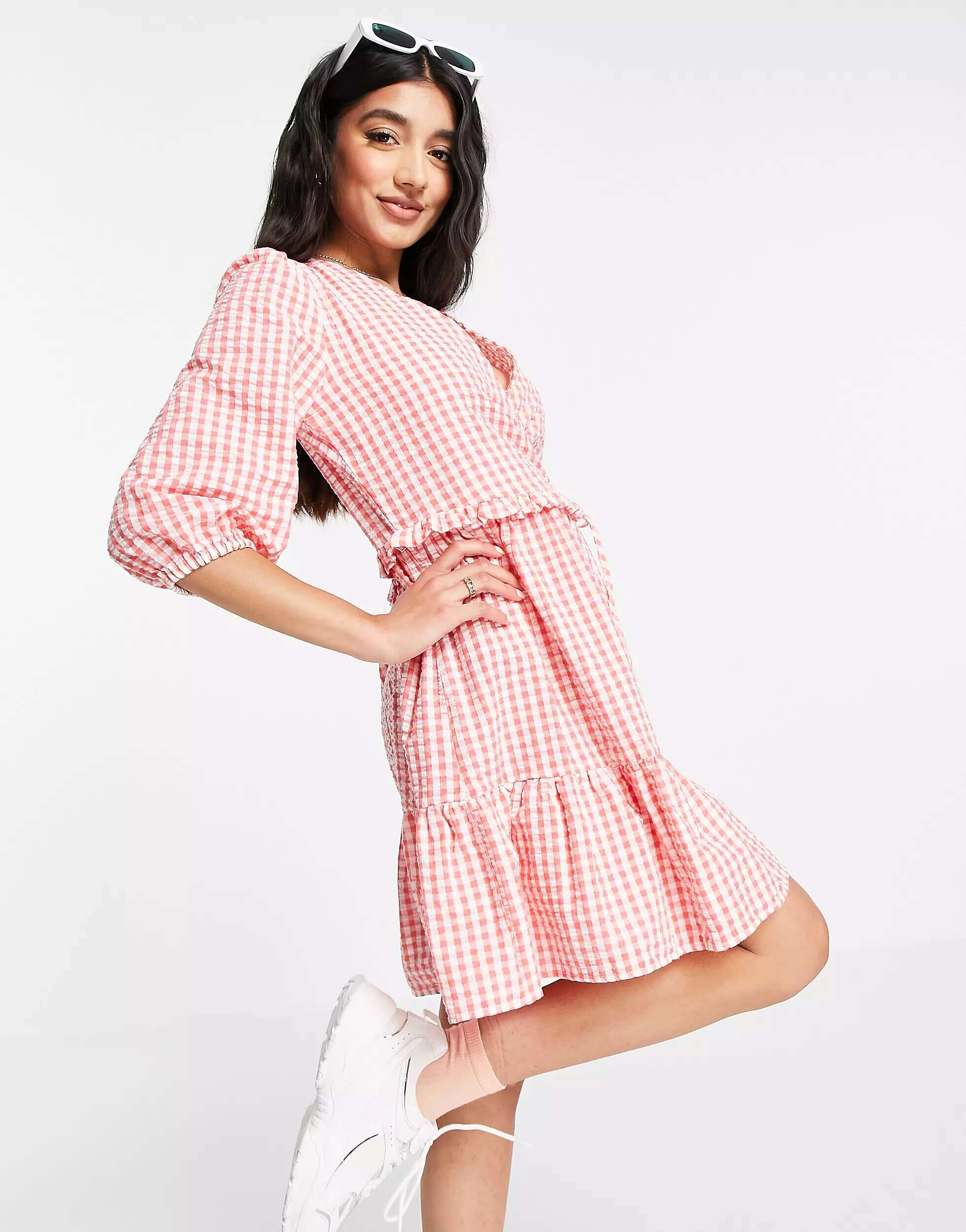 Розовое клетчатое мини-платье с запахом и завязками New Look платье new look 40 42 размер