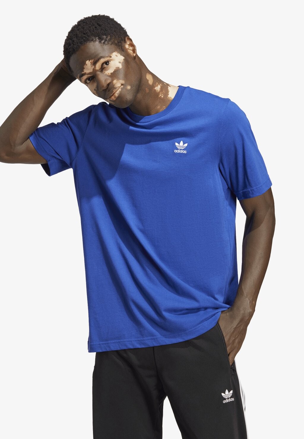 

Базовая футболка adidas Originals, Синий