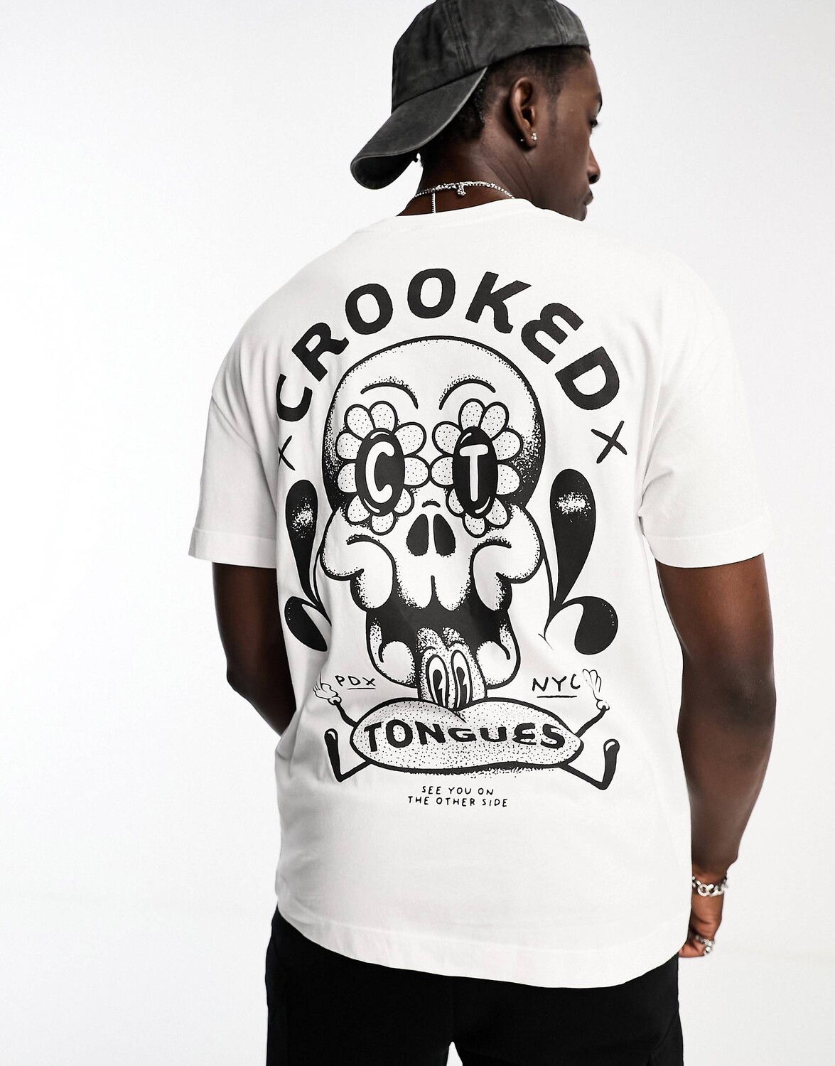 

Белая оверсайз-футболка Crooked Tongues с принтом черепа на спине ASOS DESIGN
