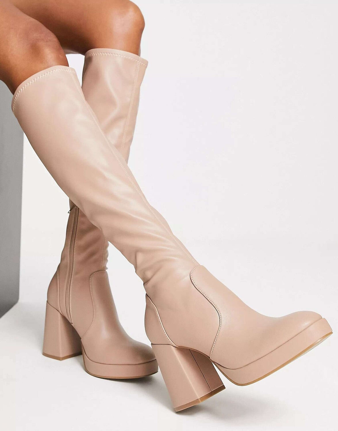 

Ботфорты до колена из натуральной кожи Schuh Della на каблуке