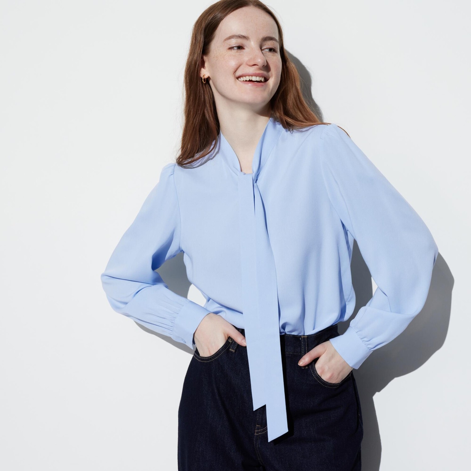 

Блузка UNIQLO из искусственного шелка с бантиком, светло-синий