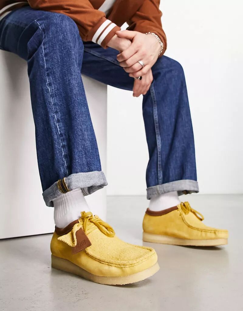 Желтые замшевые туфли Wallabee Clarks Originals с ворсом черные замшевые туфли clarks wallabee evo