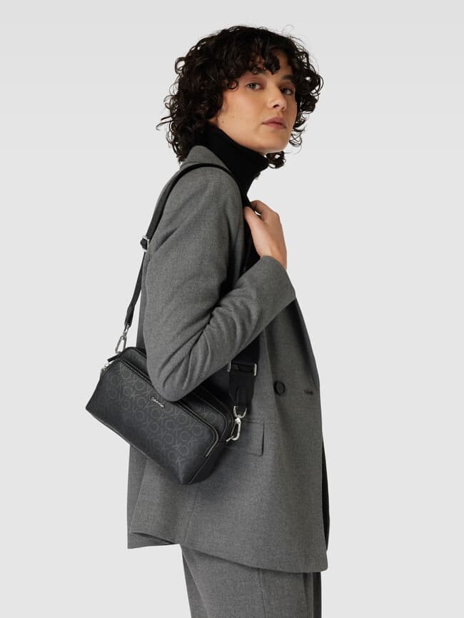 

Сумочка с логотипом и этикеткой Calvin Klein, черный
