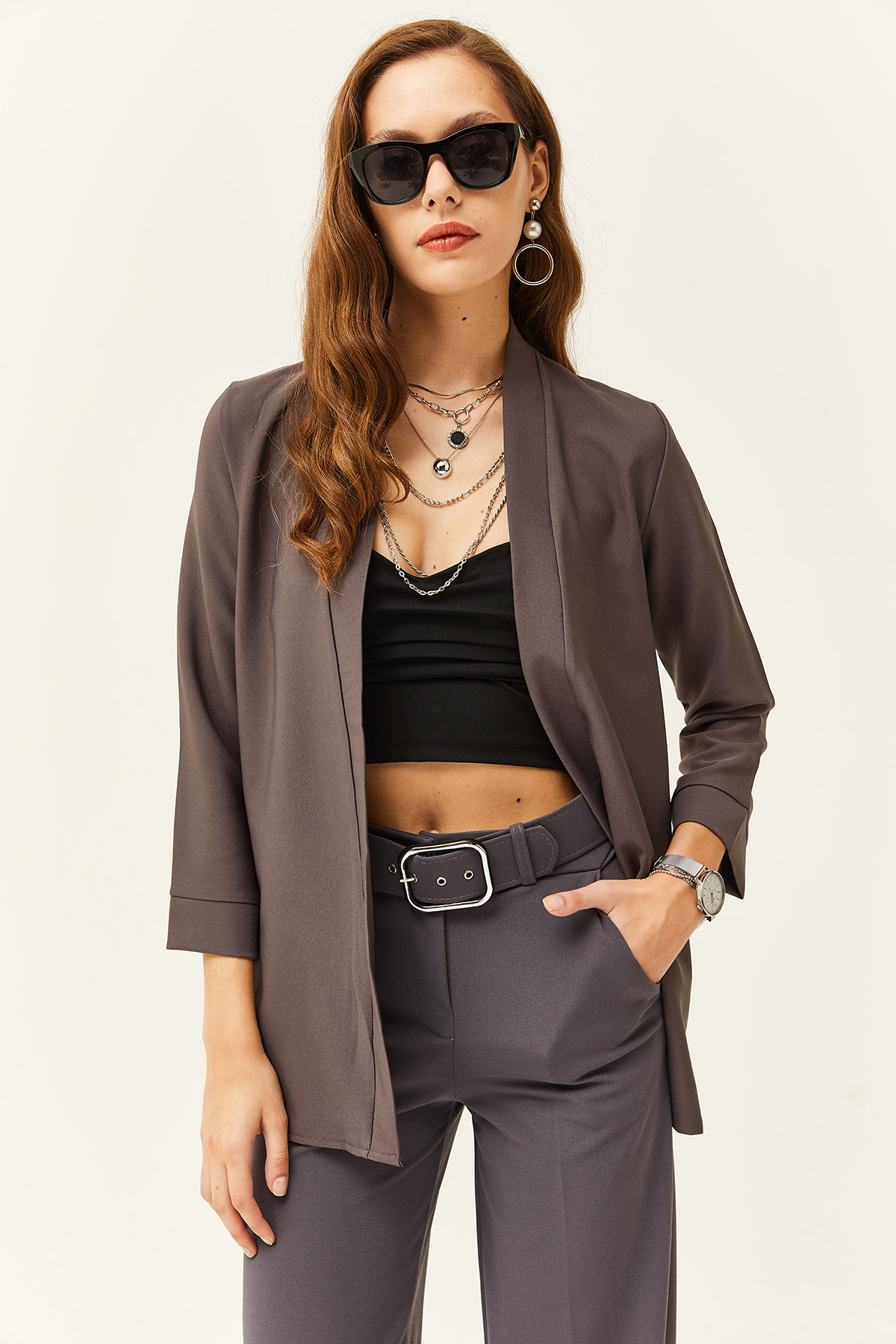 цена Женская куртка-атлас дымчатого цвета с шалевым воротником Olalook, серый