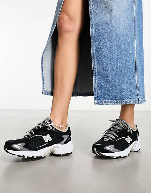 

Черные кроссовки New Balance 725, Черный