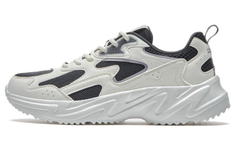 

Кроссовки женские Lifestyle Low-top белые/черные Xtep