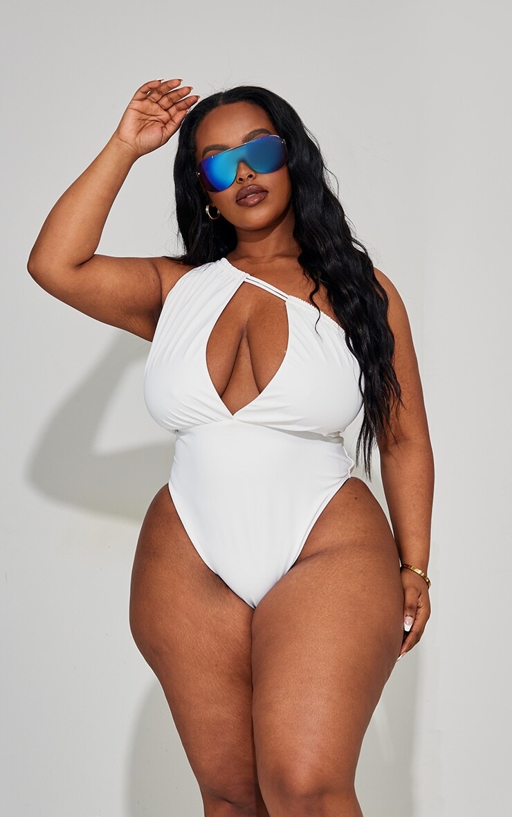 

PrettyLittleThing Кремовый купальник на одно плечо с вырезами и рюшами Plus