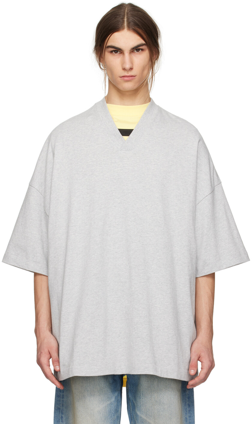 

Серая футболка с v-образным вырезом Fear Of God Essentials, цвет Light heather grey