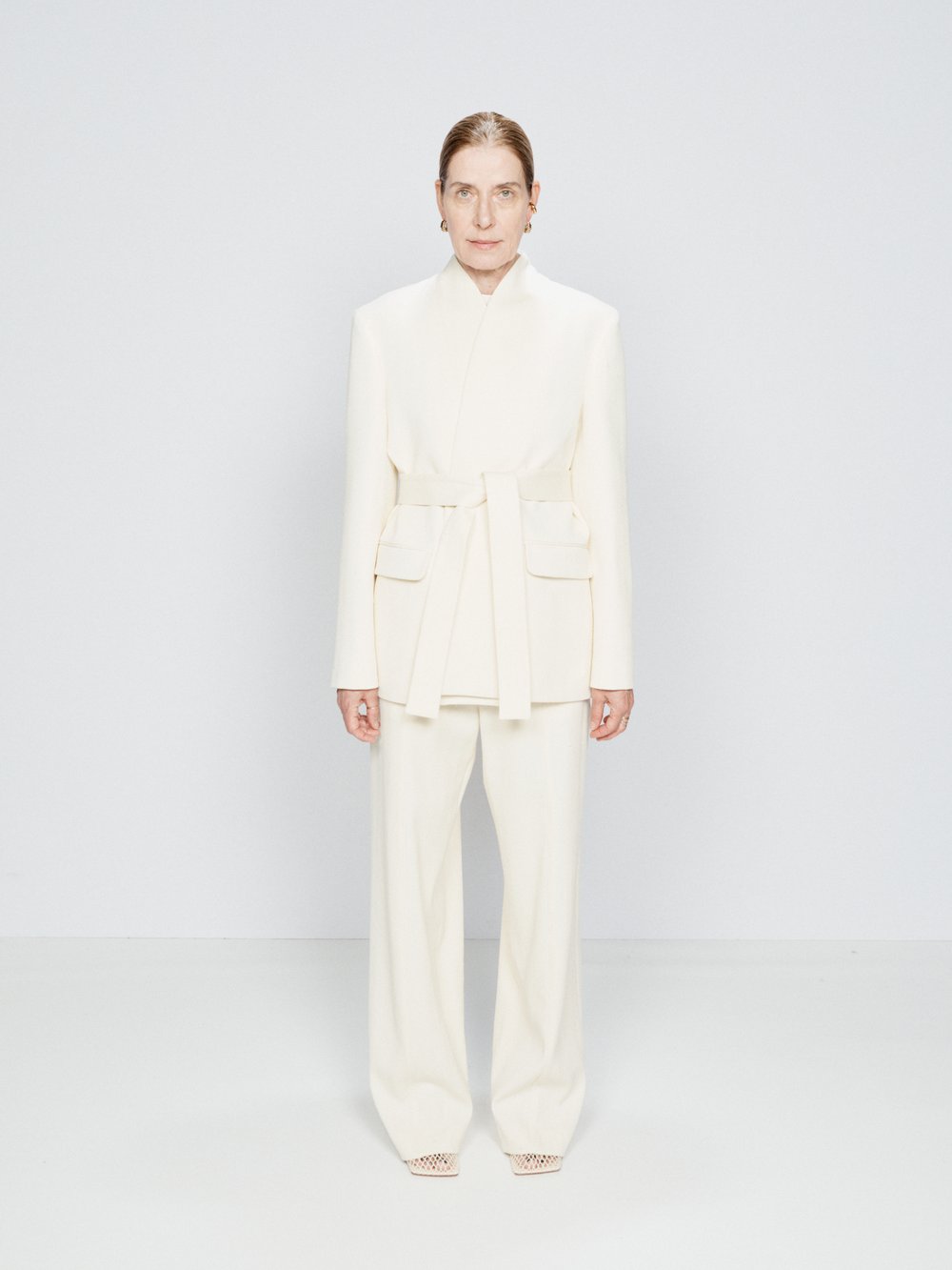 Приталенный пиджак из полушерстяной ткани с закругленными краями Raey, белый
