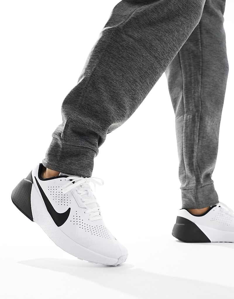 

Бело-черные кроссовки Nike Training Air Zoom 1