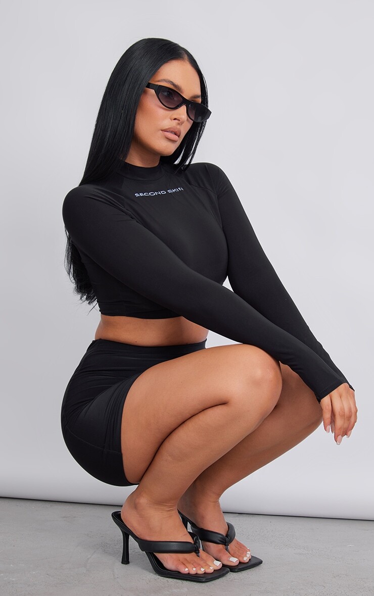 

PrettyLittleThing Черный облегающий топ с высоким воротником и принтом