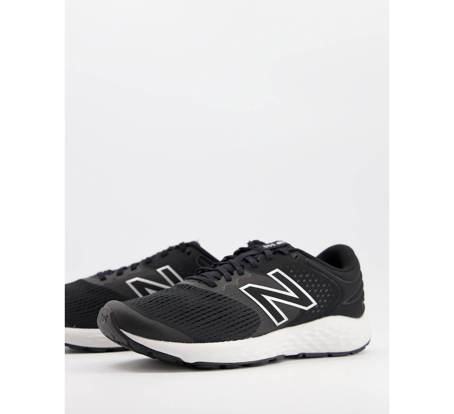 

Черно-белые кроссовки New Balance Running 520