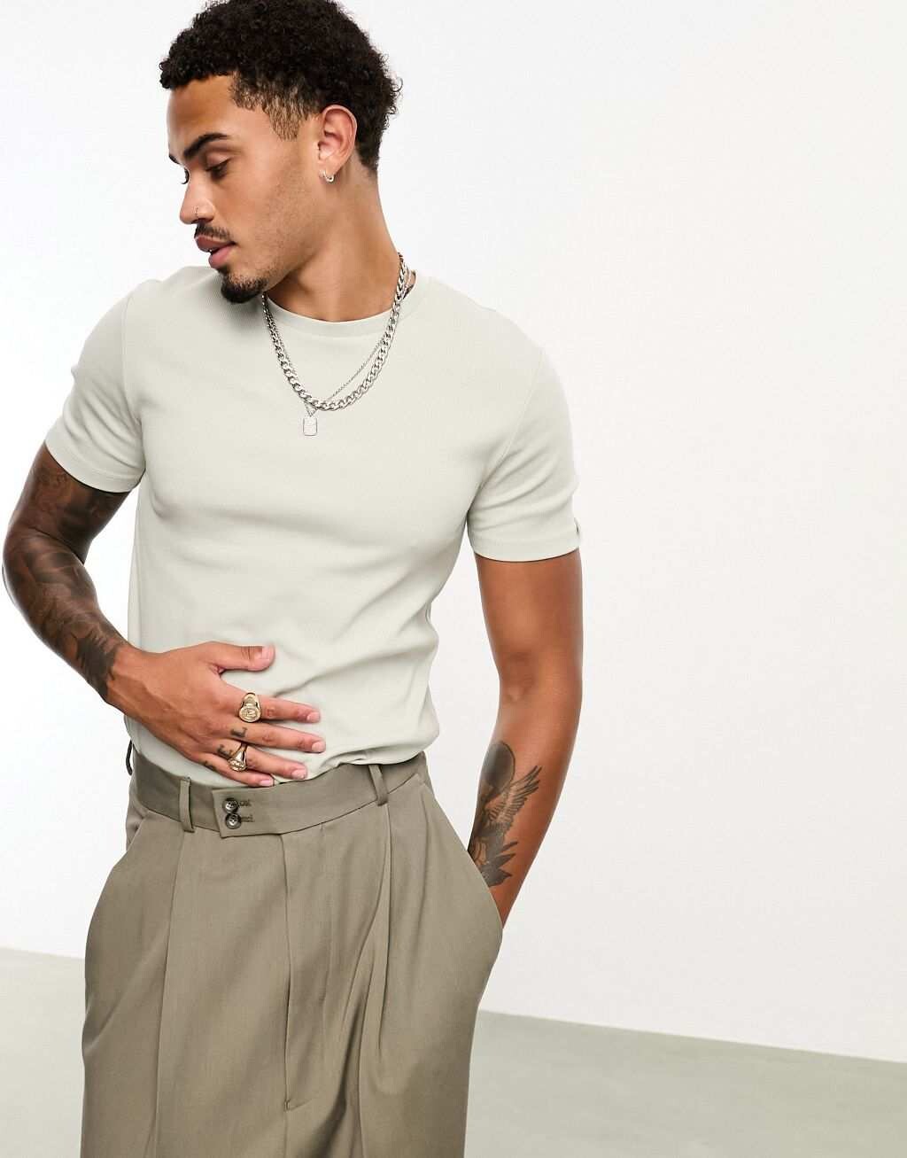 

Серо-коричневая футболка в рубчик с мускулистым кроем ASOS DESIGN, Коричневый
