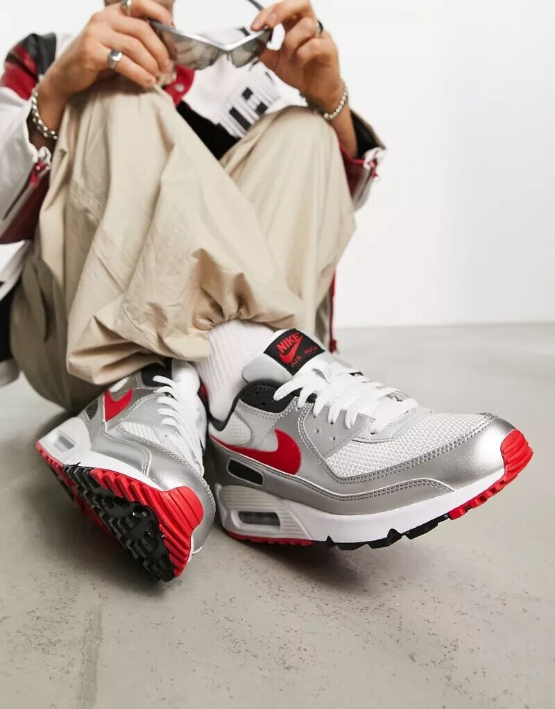 

Серебристые и красные кроссовки Nike Air Max 90 Icon