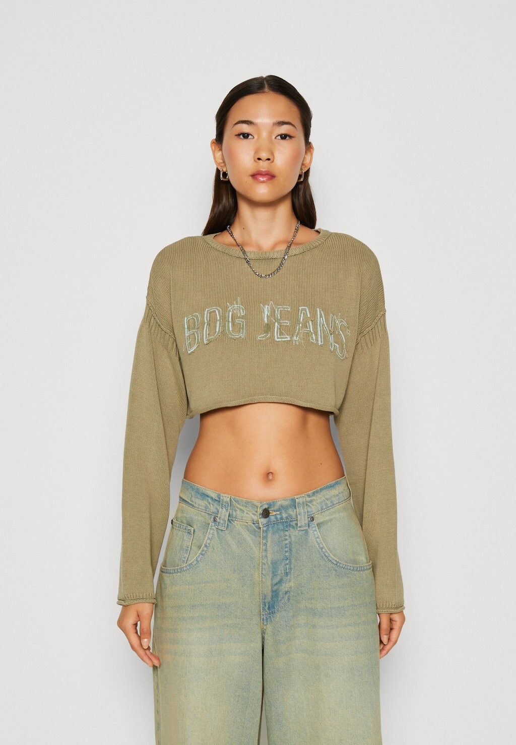 

Свитшот BDG Urban Outfitters УКОРОЧЕННЫЙ ДЖЕМПЕР С АППЛИКАЦИЯМИ, SAGE