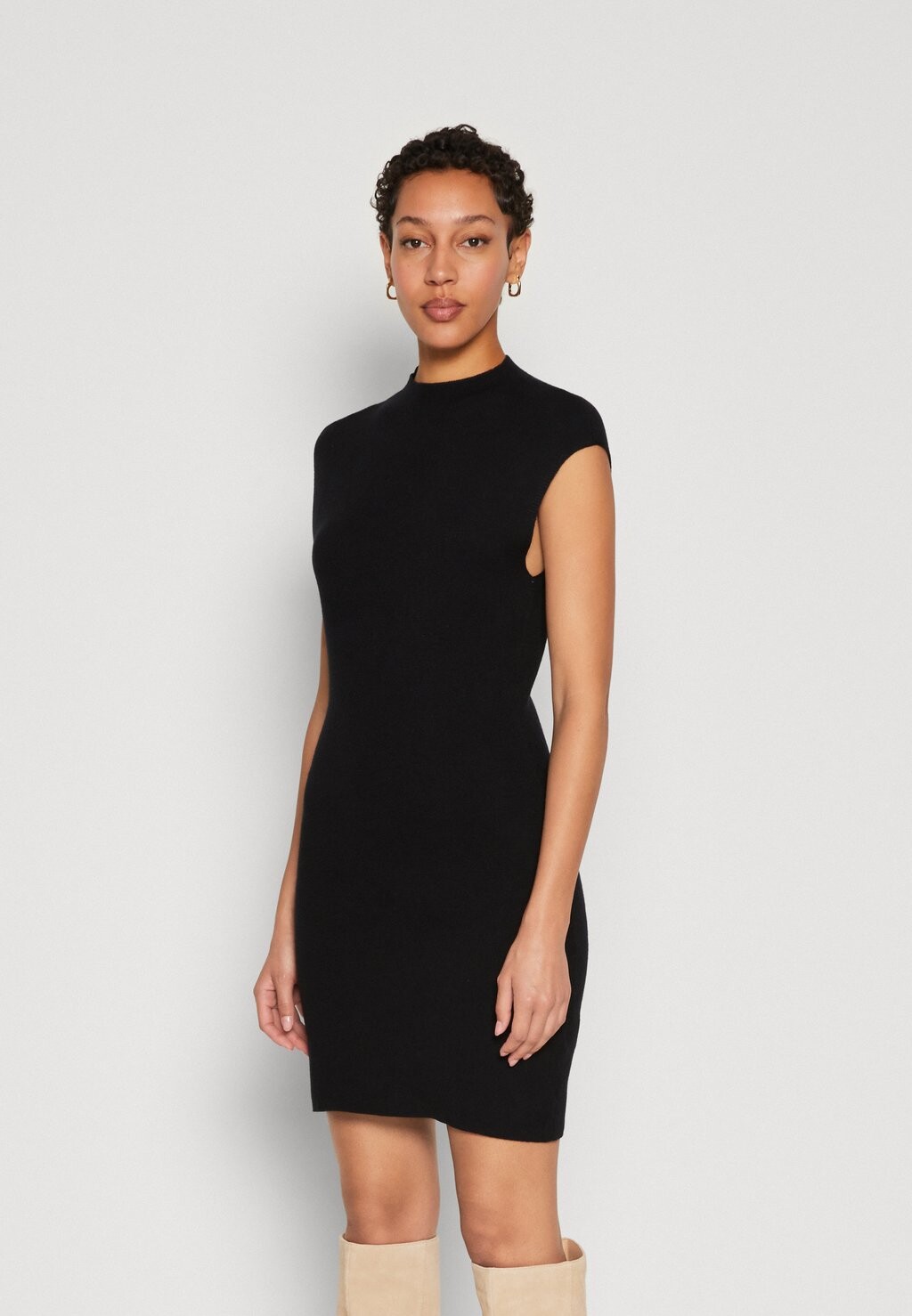 

Платье-джемпер SWEATER SHORT DRESS Abercrombie & Fitch, черный