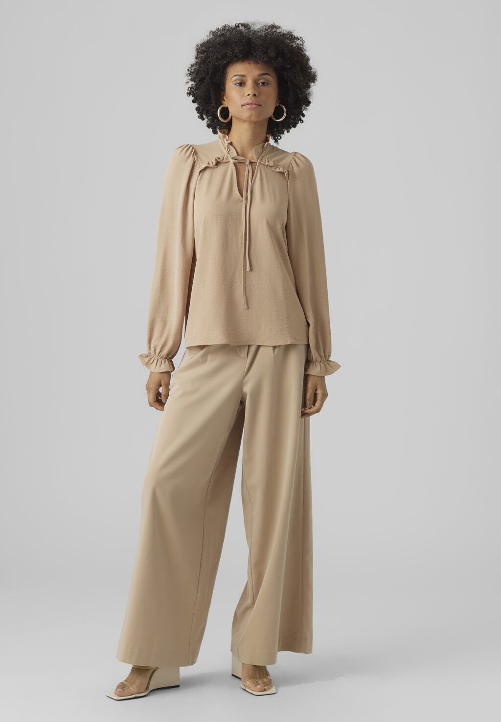 

Блузка Vero Moda с воротником, бежевый