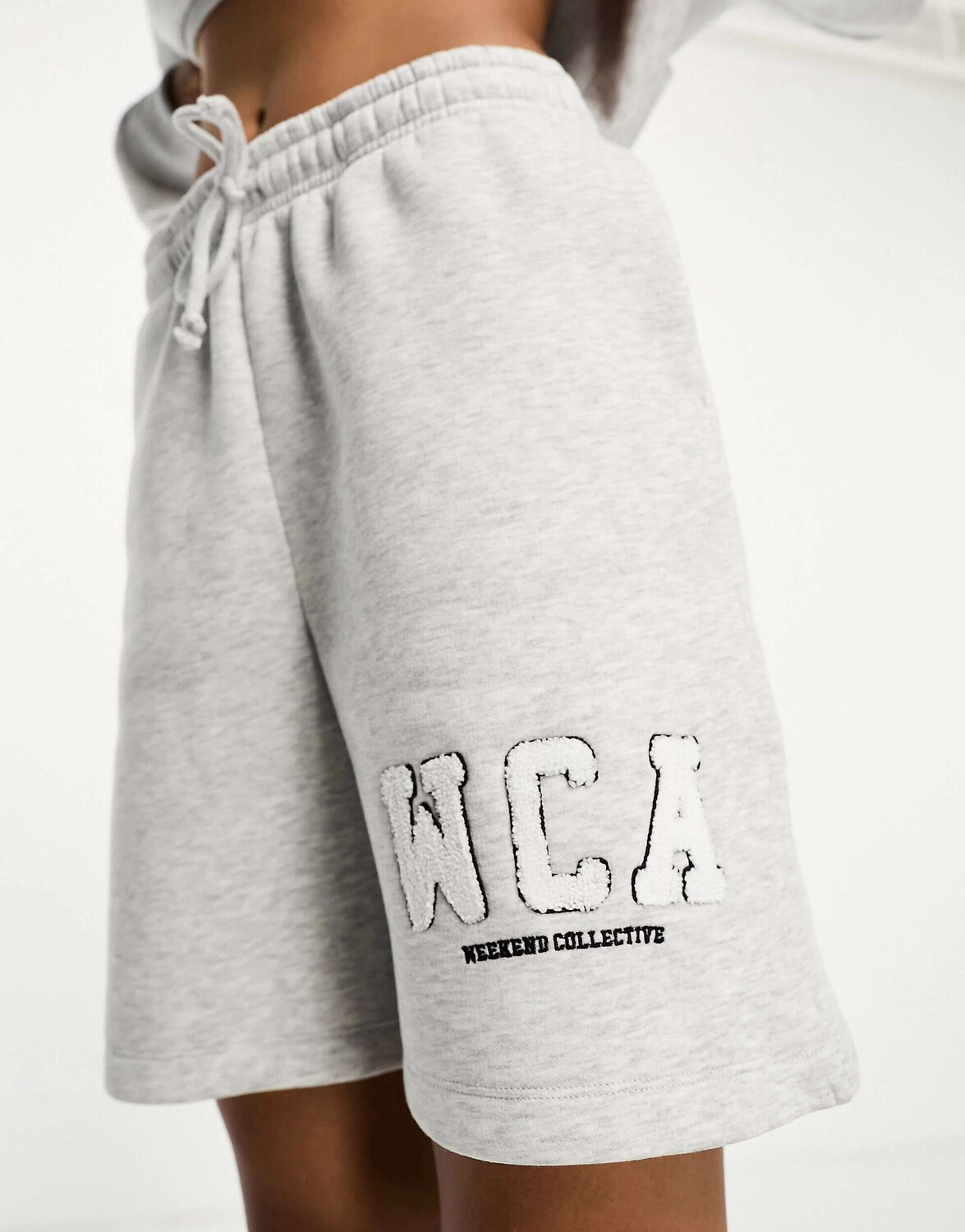 

Мягкие спортивные шорты с логотипом университета ASOS Weekend Collective