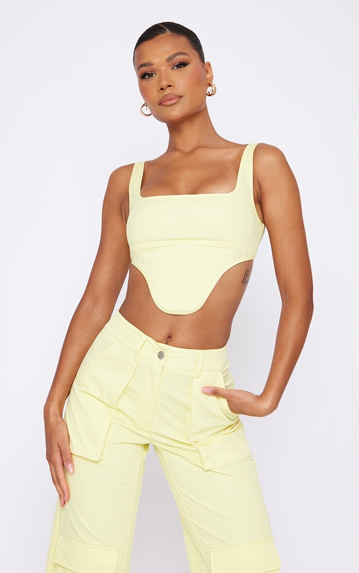 

PrettyLittleThing Структурированный корсет-карго бледно-желтого цвета из твила с глубоким вырезом на кромке