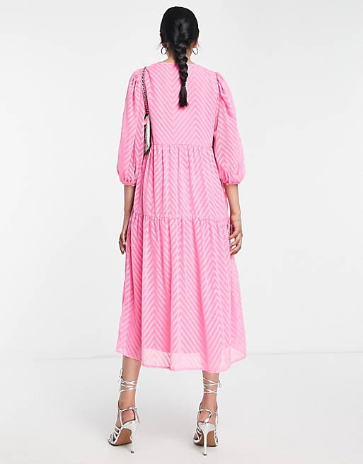 Розовое фактурное платье миди Vero Moda
