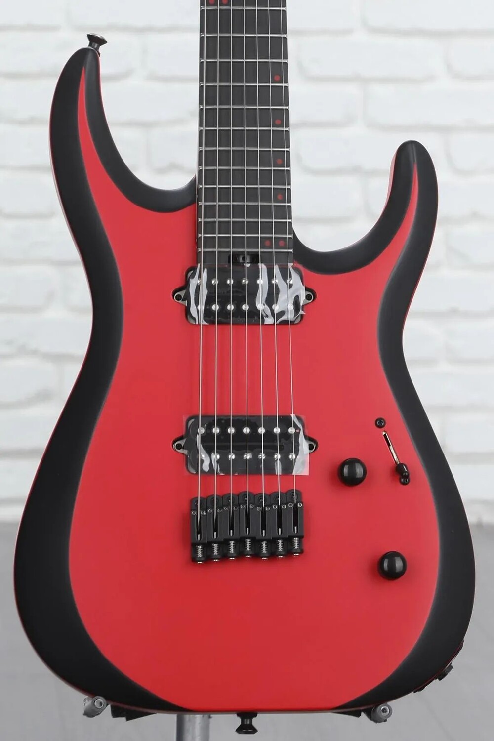 

Новая серия Jackson Pro Plus DK Modern MDK7 HT — красный с черными фасками