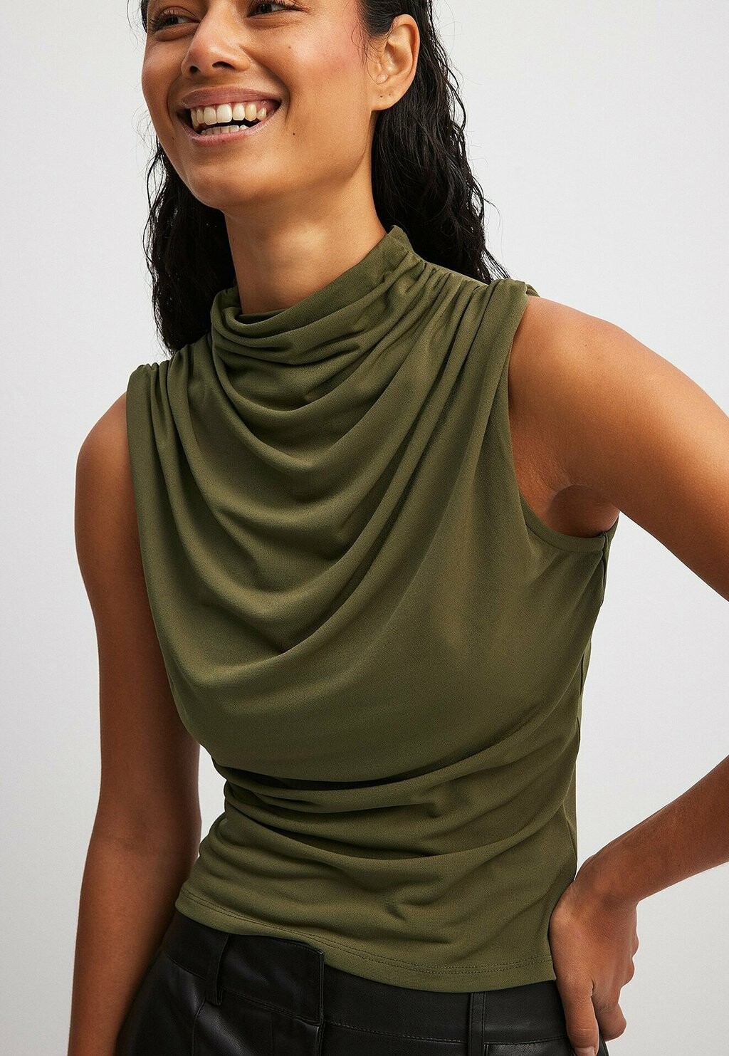 

Топ ÄRMELLOSES NA-KD, цвет olive green