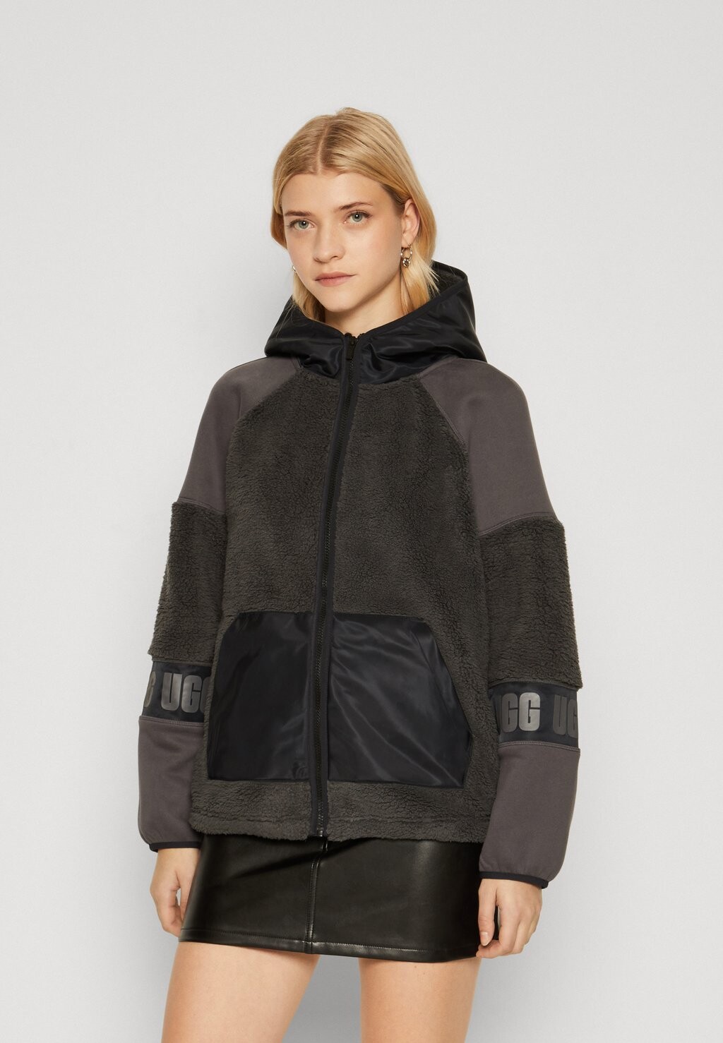 

Флисовая куртка CARRABELLA JACKET UGG, цвет ink/multi