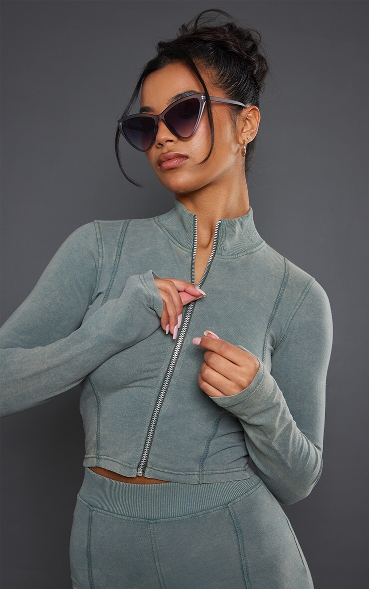 

PrettyLittleThing Топ цвета хаки на молнии с защипами и промывкой кислотой