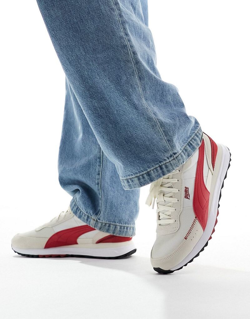 

Кремовые и красные кроссовки Puma Road Rider