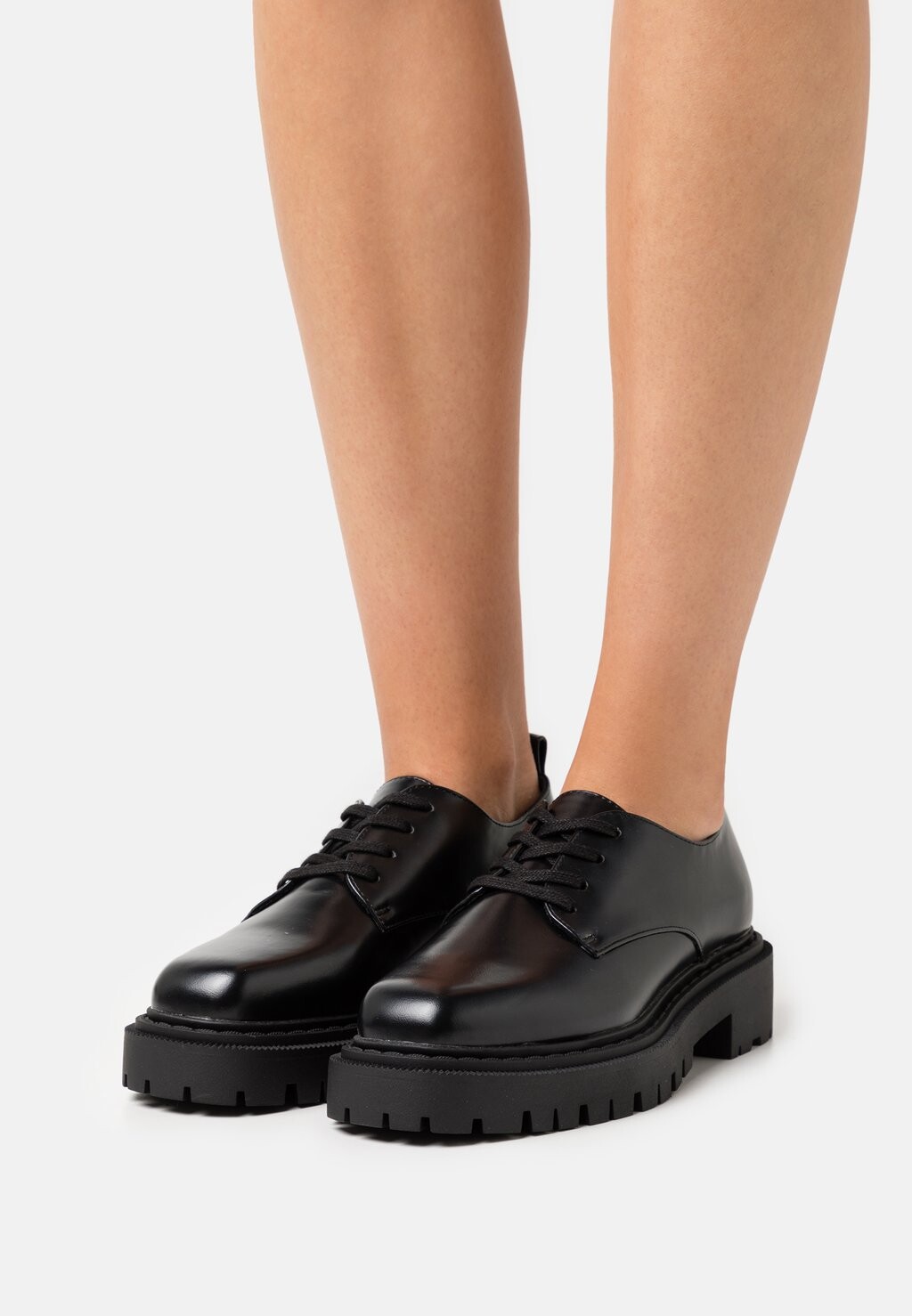 

Ботинки на шнуровке Monki, черный