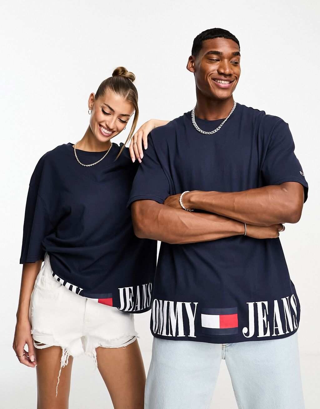 

Темно-синяя футболка унисекс с графическим логотипом Tommy Jeans