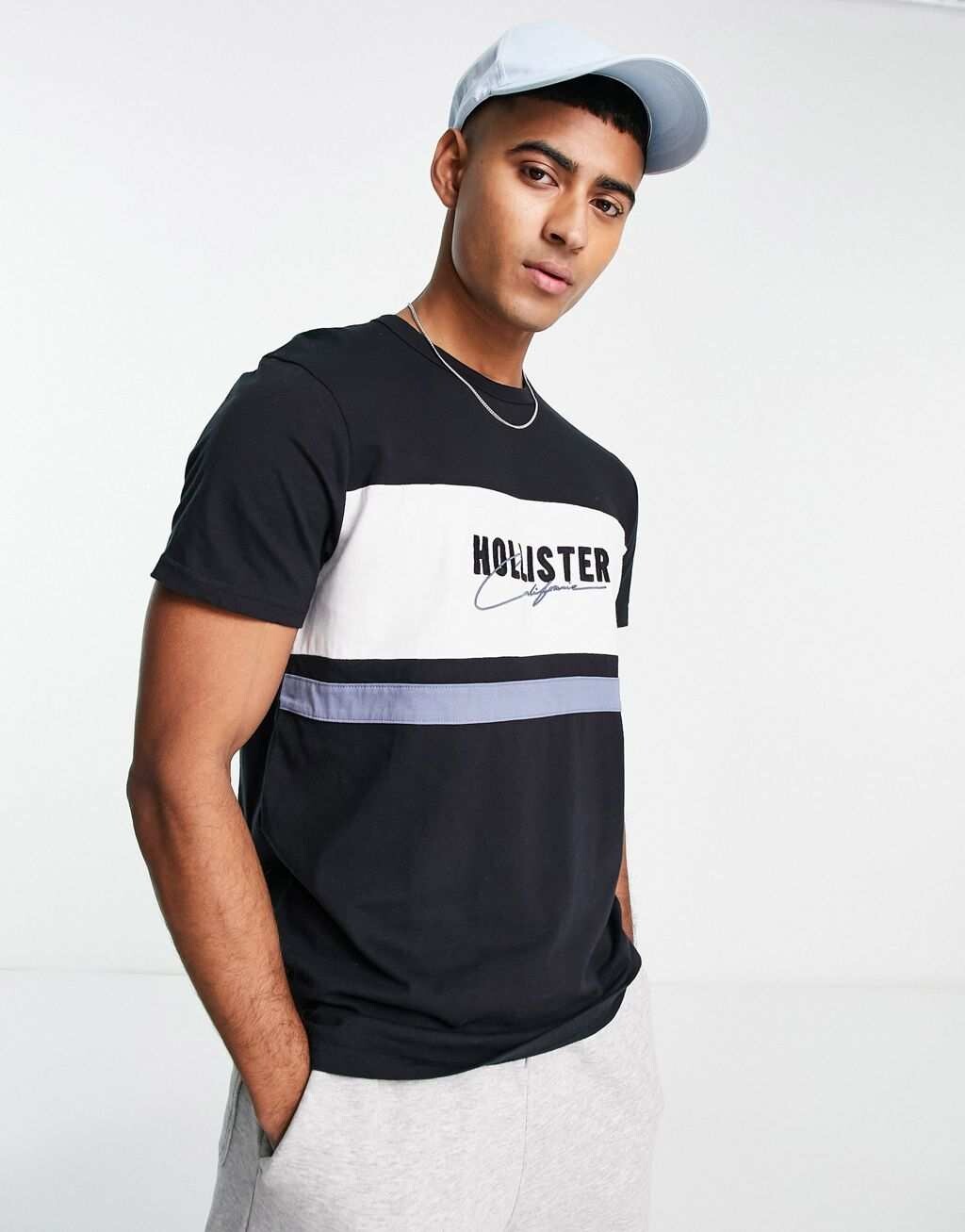 

Черная футболка с логотипом на передней панели Hollister