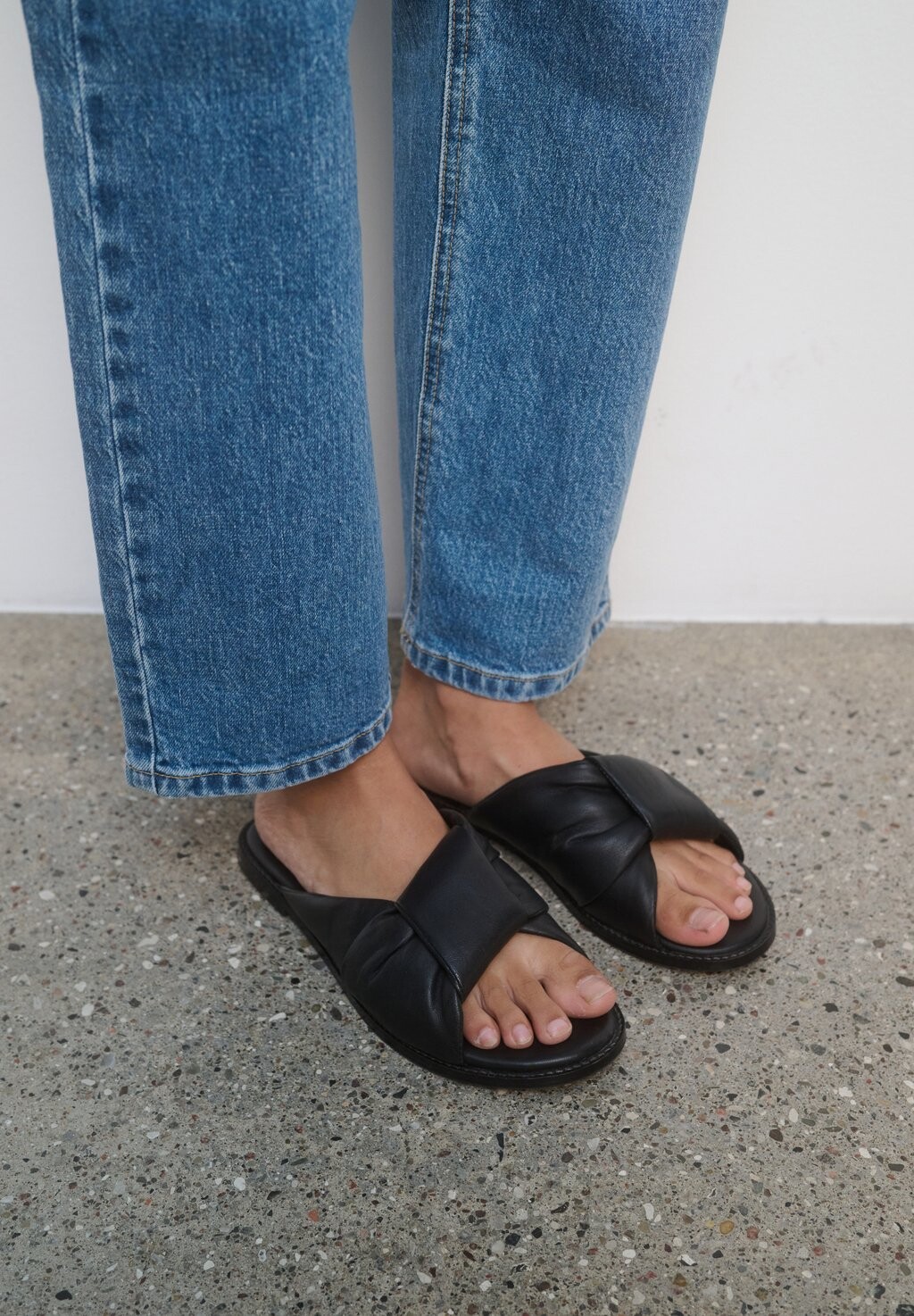 

Шлепанцы InWear, черный